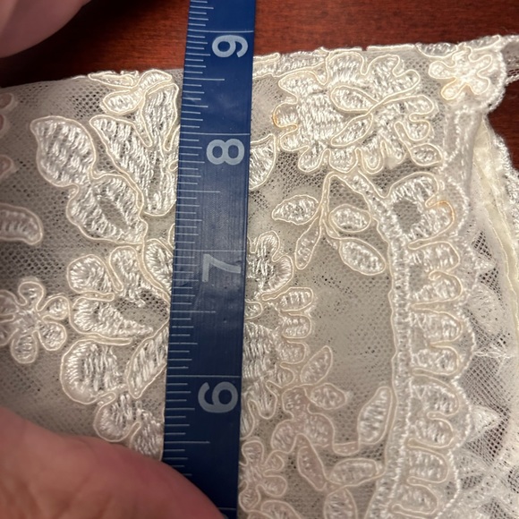 New without tags stunning beaded ivory David’s Bridal Gown side 18 - Picture 8 of 10